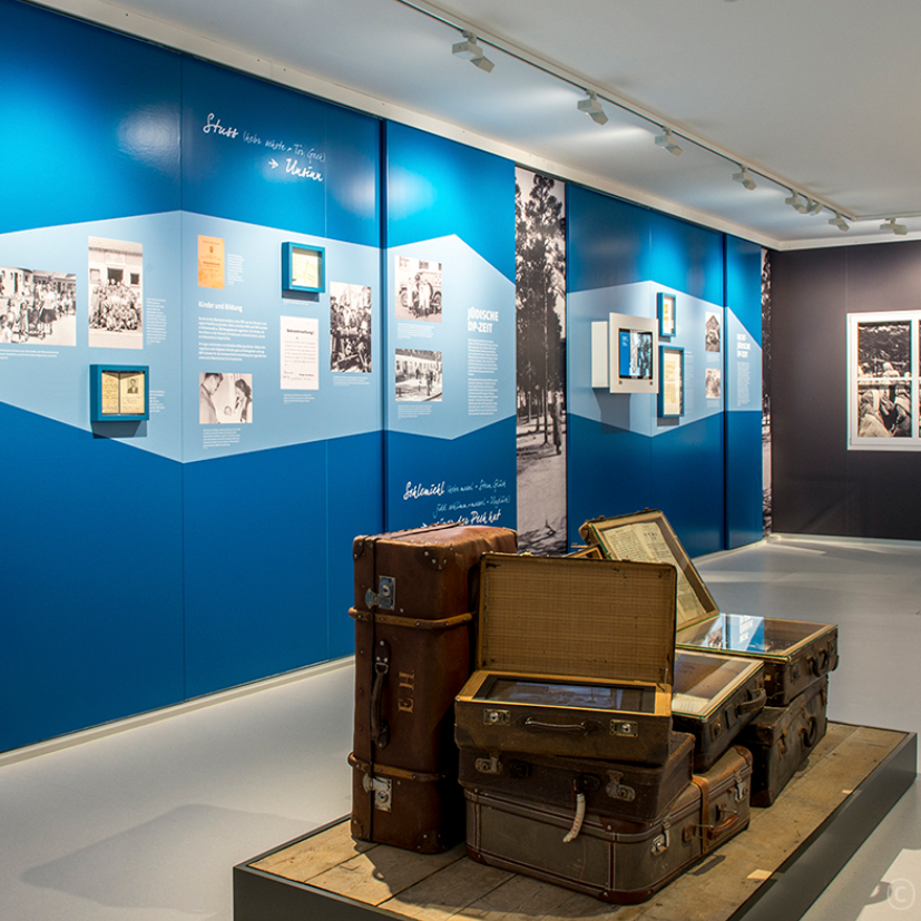 © Juris Mardwig, Fotograf, Erinnerungsort BADEHAUS Präsentation der Geschichte der Displaced Persons, zugeschnitten von Historischer Verein Oberammergau 1999 e. V. , CC BY-SA 4.0